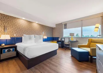 GLō Best Western Kanata Ottawa West hotel thumbnail 3
