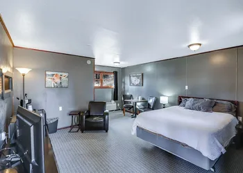 Cedar Village Motel hotel thumbnail 5