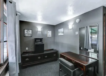Cedar Village Motel hotel thumbnail 6