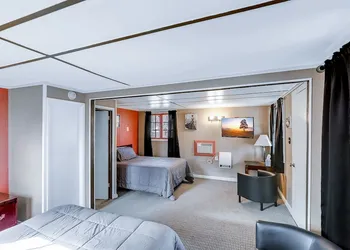 Cedar Village Motel hotel thumbnail 8