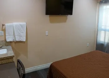 Holly Crest Hotel - Los Angeles, LAX Airport hotel thumbnail 8