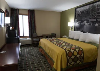 Econo Lodge Canton North hotel thumbnail 3
