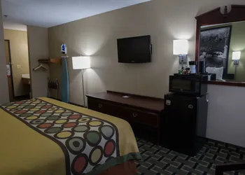 Econo Lodge Canton North hotel thumbnail 4