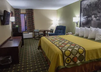 Econo Lodge Canton North hotel thumbnail 5