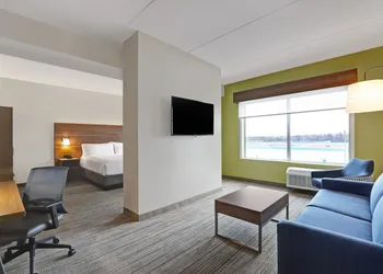 Holiday Inn Express & Suites Collingwood by IHG hotel thumbnail 5
