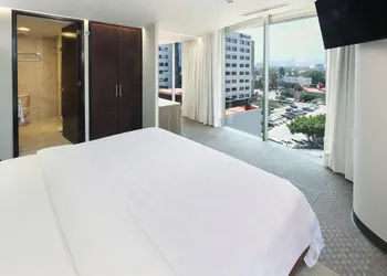 Holiday Inn Hotel & Suites Medica Sur by IHG hotel thumbnail 8