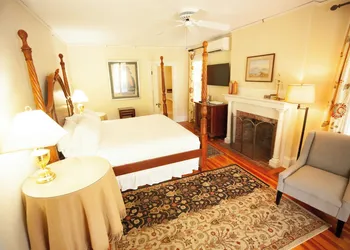 Yellow House Inn hotel thumbnail 6