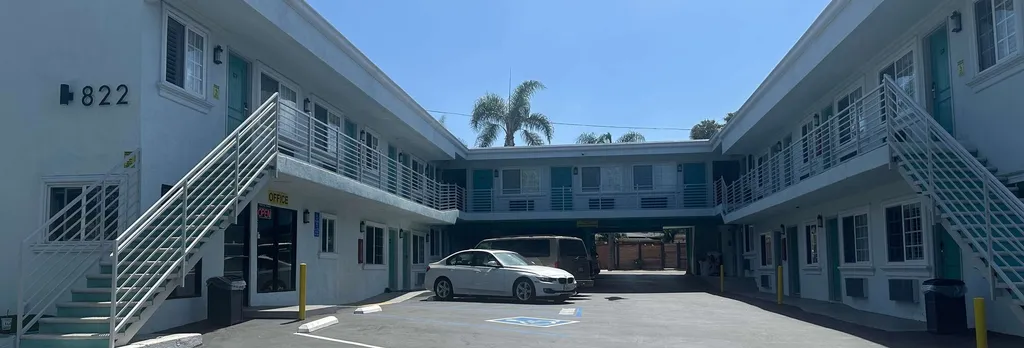 Hotel photo 1 of 104