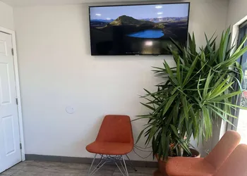 Super 8 by Wyndham Oceanside Downtown hotel thumbnail 3