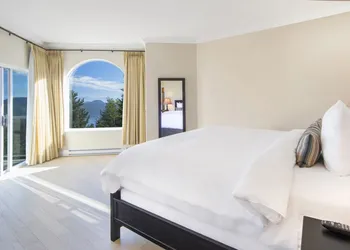 Villa Eyrie Resort hotel thumbnail 6