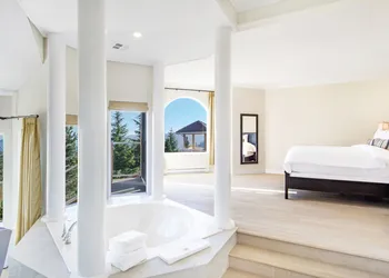 Villa Eyrie Resort hotel thumbnail 7