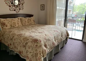 Oak Square Rentals hotel thumbnail 3