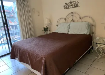 Oak Square Rentals hotel thumbnail 5