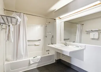 Budget Inn and Suites hotel thumbnail 5