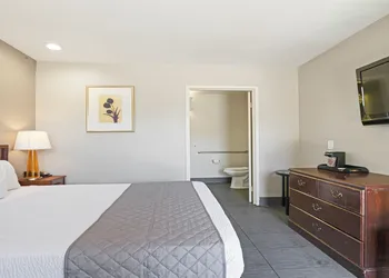 Budget Inn and Suites hotel thumbnail 6