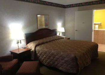 Colonial Inn & Suites /Airport/Graceland hotel thumbnail 4