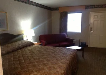 Colonial Inn & Suites /Airport/Graceland hotel thumbnail 6