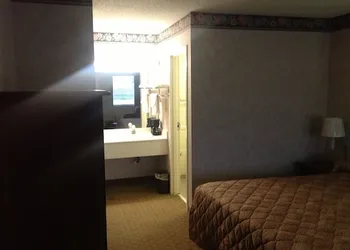 Colonial Inn & Suites /Airport/Graceland hotel thumbnail 7