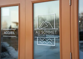 Au Sommet du Lac Magog hotel thumbnail 3