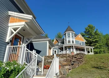 Au Sommet du Lac Magog hotel thumbnail 6