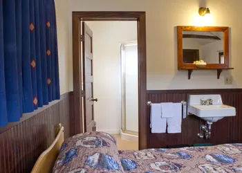 Lake Lodge Cabins - Inside the Park hotel thumbnail 7