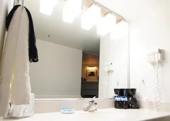 University Inn hotel thumbnail 7
