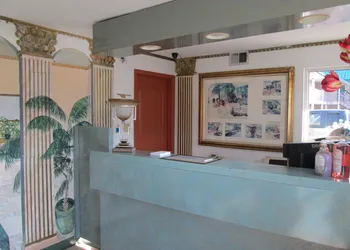 Delux Inn & Suites hotel thumbnail 2