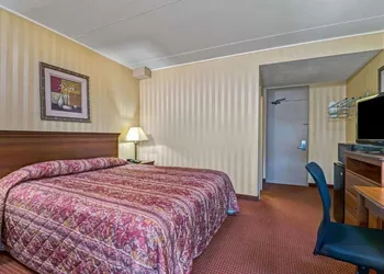 HomeSpring Inn & Studios hotel thumbnail 5
