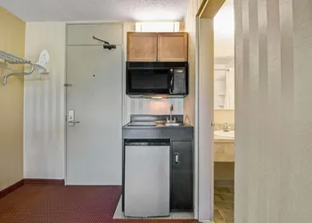 HomeSpring Inn & Studios hotel thumbnail 7