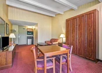 HomeSpring Inn & Studios hotel thumbnail 8