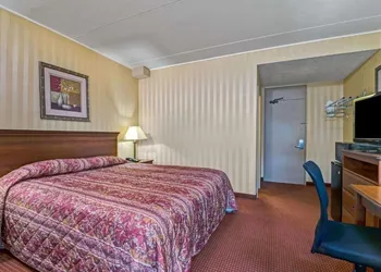 HomeSpring Inn & Studios hotel thumbnail 5