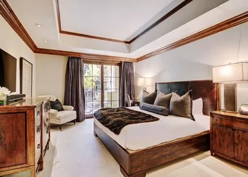 Luxe 2BR+Den Ritz-Carlton Residence Quiet Location by RedAwning hotel thumbnail 2