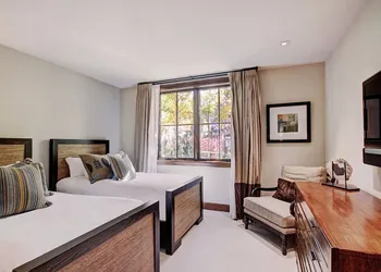 Luxe 2BR+Den Ritz-Carlton Residence Quiet Location by RedAwning hotel thumbnail 4