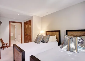 Luxe 2BR+Den Ritz-Carlton Residence Quiet Location by RedAwning hotel thumbnail 5