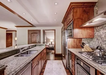 Luxe 2BR+Den Ritz-Carlton Residence Quiet Location by RedAwning hotel thumbnail 7