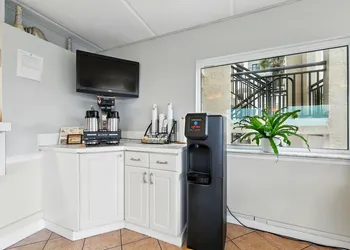 Beacher's Lodge Oceanfront Suites hotel thumbnail 3