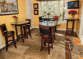 Water's Edge Inn - Adults Only hotel thumbnail 3