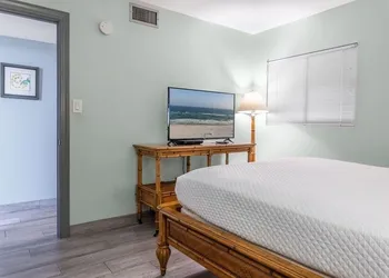 Gulf Tower 8b 2 Bedroom Condo by RedAwning hotel thumbnail 5