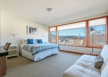 ALOFT Airy Design Townhouse with Columbia River View by RedAwning hotel thumbnail 6