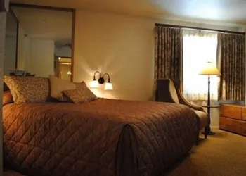 Getaways at Snow Lake Lodge hotel thumbnail 4