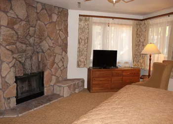 Getaways at Snow Lake Lodge hotel thumbnail 8
