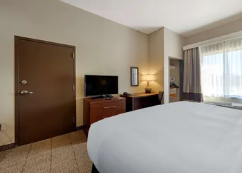 Comfort Inn & Suites Harrah hotel thumbnail 4