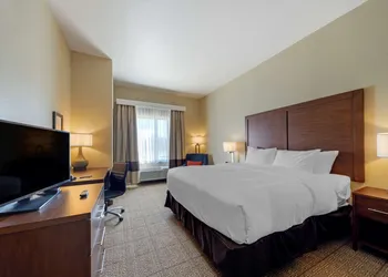 Comfort Inn & Suites Harrah hotel thumbnail 5
