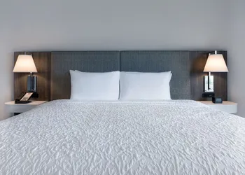 Hampton Inn & Suites by Hilton Burlington Toronto hotel thumbnail 6