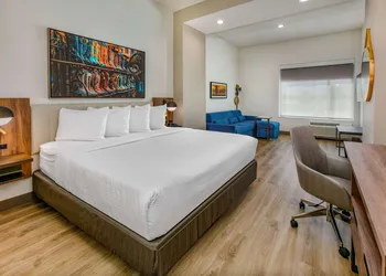 La Quinta Inn & Suites by Wyndham Terrell hotel thumbnail 6