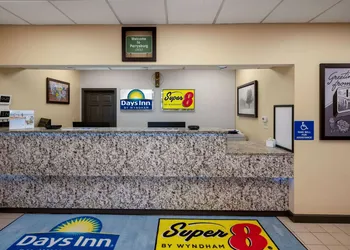 Days Inn by Wyndham Perrysburg/Toledo hotel thumbnail 3