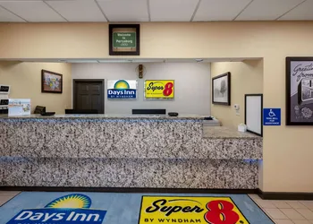 Days Inn by Wyndham Perrysburg/Toledo hotel thumbnail 3