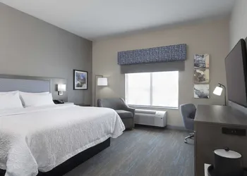 Hampton Inn & Suites St. Charles Old Town Area hotel thumbnail 5