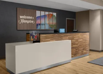 Hampton Inn & Suites By Hilton Long Island Farmingdale hotel thumbnail 2