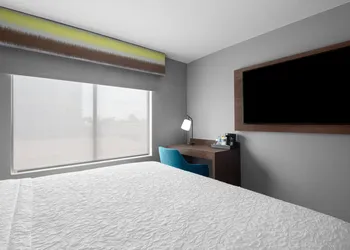 Hampton Inn & Suites By Hilton Long Island Farmingdale hotel thumbnail 5